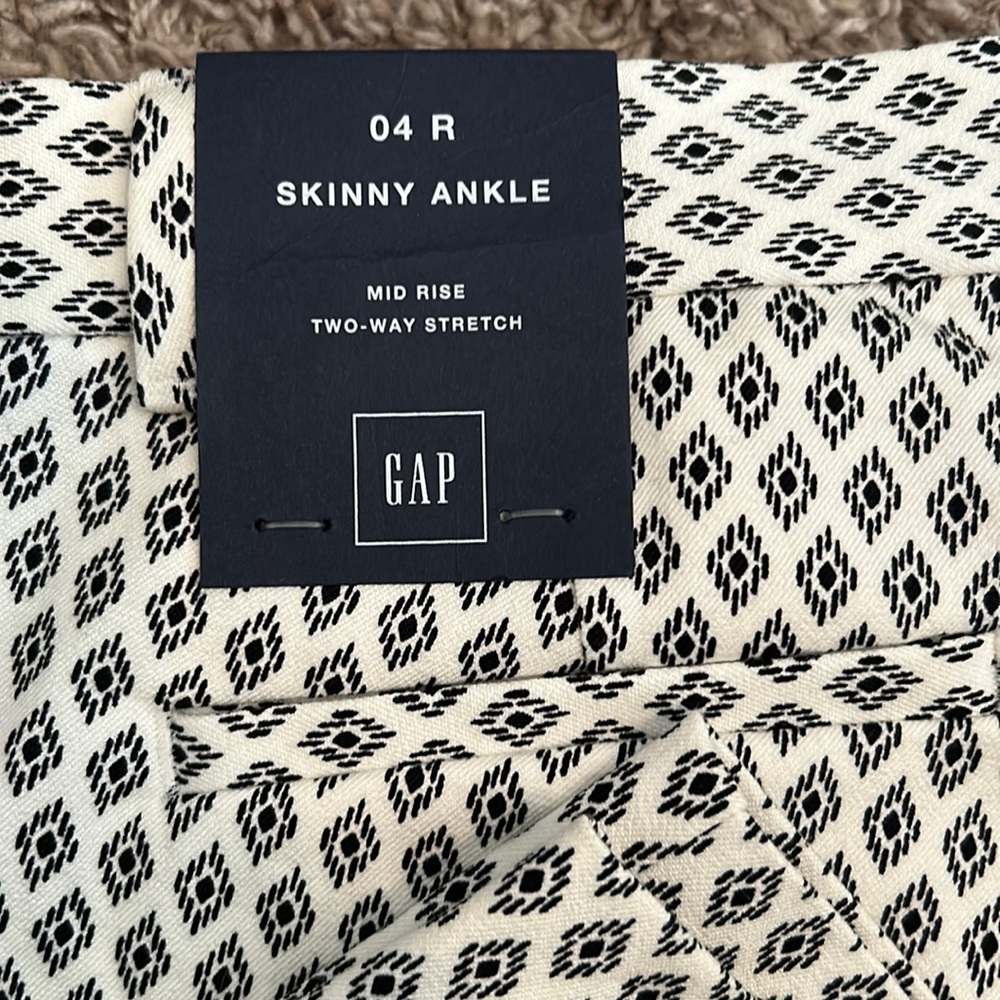 Never wore GAP dressy capris. Perfect for the spring/ summer or office wear.